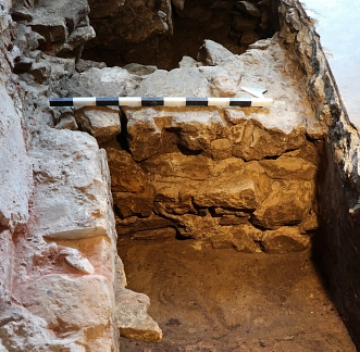 Profil der Burgmauer im ehemaligen Heizungskeller